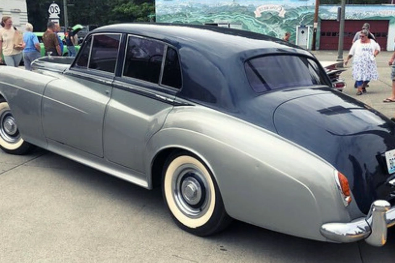 Two-tone silver Bentley S Series classic sedan at outdoor car show restoring 1955-65 luxury icon in India what you need to know