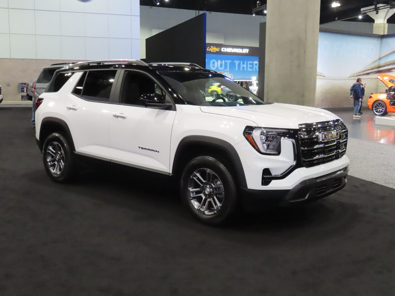 2024 GMC Terrain, photo 2 of 7
