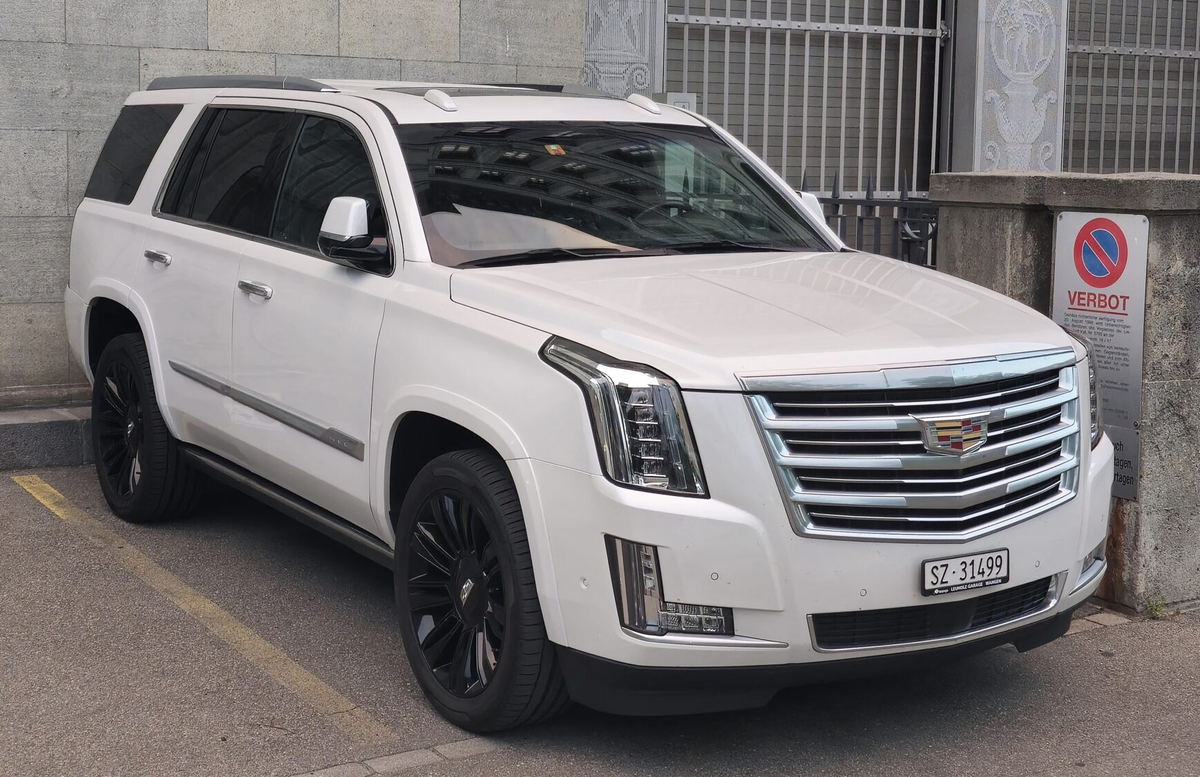 2025 Cadillac Escalade, photo 2 of 4