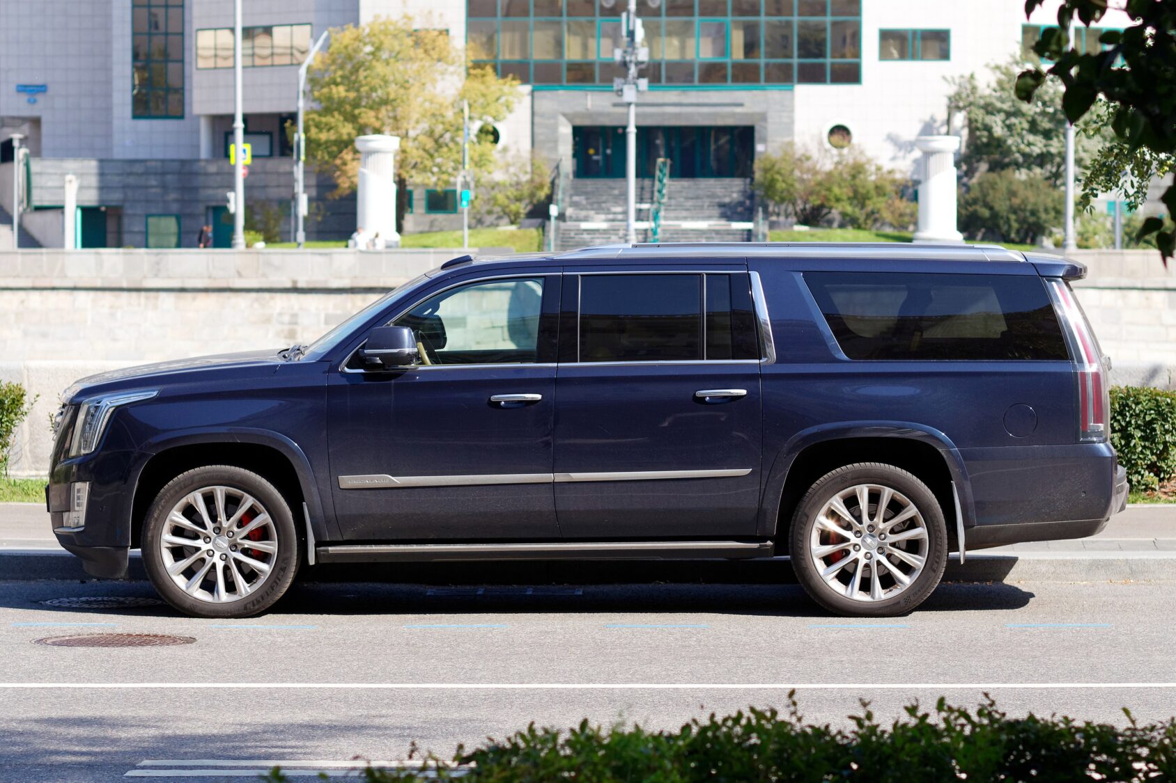 2025 Cadillac Escalade IQL, photo 3 of 7